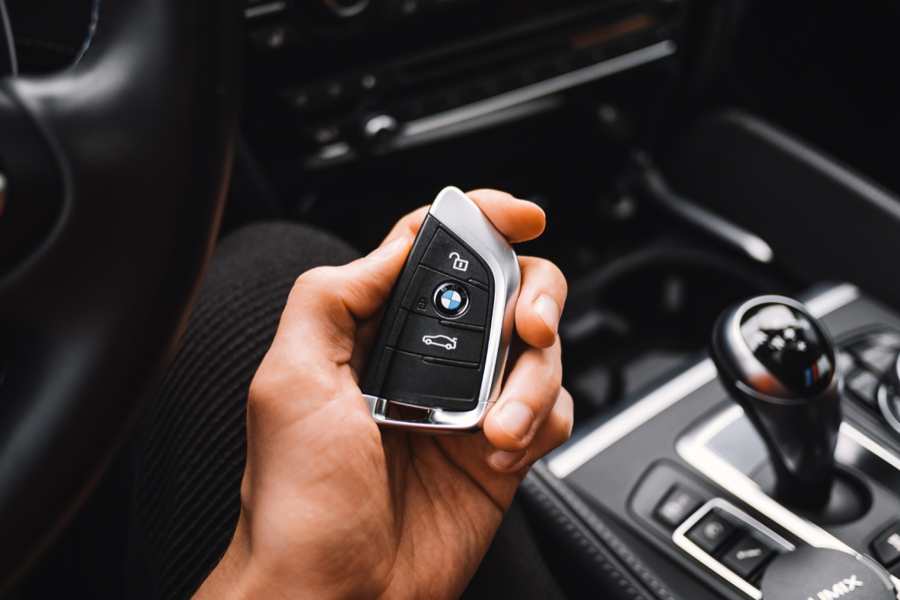 Interno di un'automobile, mani del guidatore sul volante