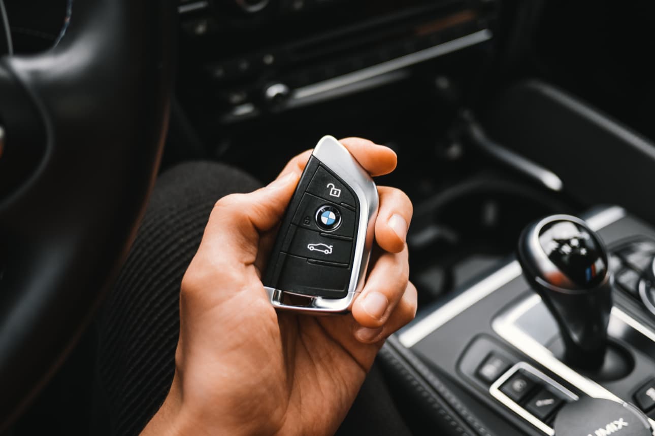 Interno di un'automobile, mani del guidatore sul volante
